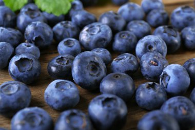 Ahşap masa, closeup üzerinde taze yaban mersini