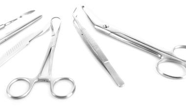 Cerrahi aletleri üzerinde beyaz