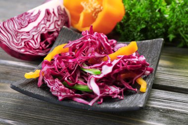 Kırmızı lahana salatası tabak portre görev yaptı.