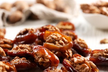 Ahşap masa, ceviz ve tarihi meyve yakın çekim