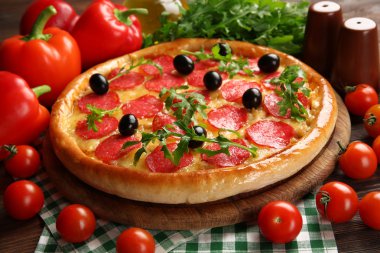 Lezzetli pizza salam dekore edilmiş ahşap masa, tarih ile yakın çekim