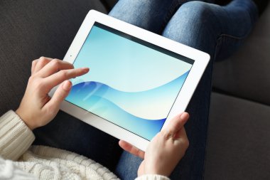 Kadın el PC tablet eve iç arka plan üzerinde tutarak