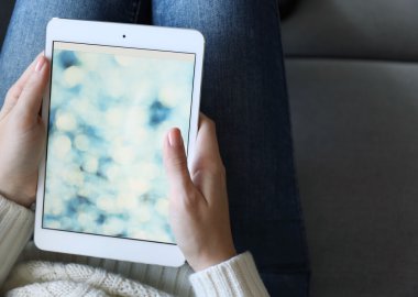 Kadın el PC tablet eve iç arka plan üzerinde tutarak