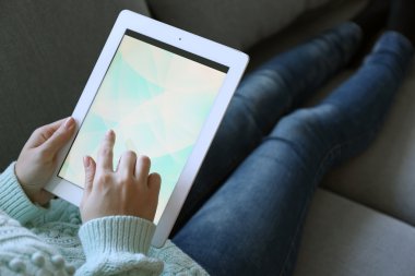 Kadın el PC tablet eve iç arka plan üzerinde tutarak