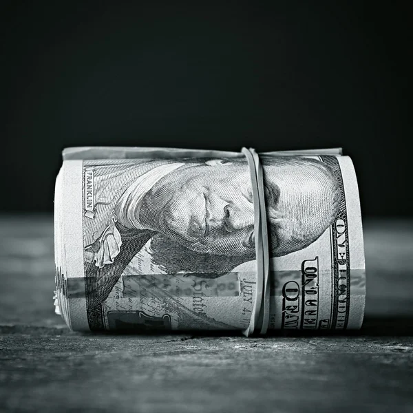Рулетка доларів на дерев'яному фоні — стокове фото