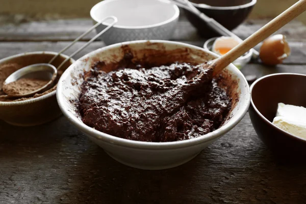 Preparando a massa de farinha de torta de chocolate na mesa de perto — Fotografia de Stock