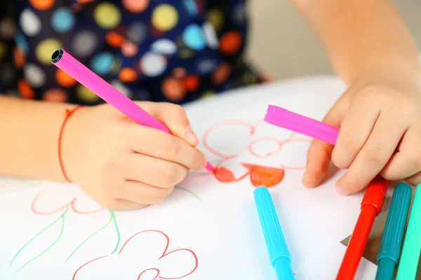 Kleines Mädchen zeichnet Bild — Stockfoto