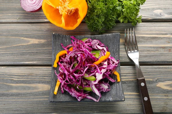 Κόκκινο λάχανο σαλάτα σερβίρεται σε πιάτο closeup — Φωτογραφία Αρχείου
