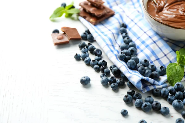 Mooie compositie met chocolade crème en bosbessen — Stockfoto