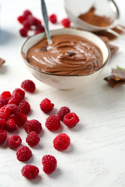 Szép kompozíció csokoládé tejszínnel és a málna — Stock Fotó