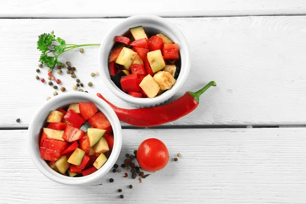 Ratatuj, duszona Salaterka z pomidory, cukinia, bakłażan przed gotowaniem, na tle drewniane — Zdjęcie stockowe