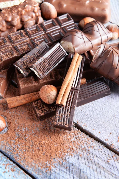 Шоколадные конфеты с порошком на деревянном фоне — стоковое фото