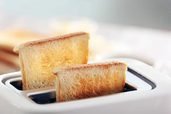 Beberapa roti panggang berkerak di pemanggang roti, close-up — Stok Foto