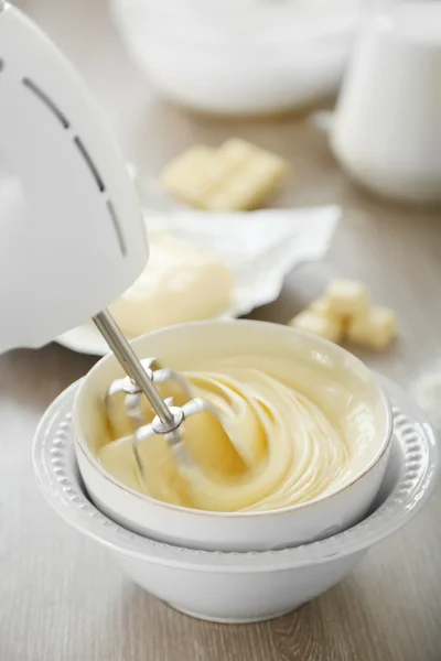 Koken boterachtige crème op keuken — Stockfoto