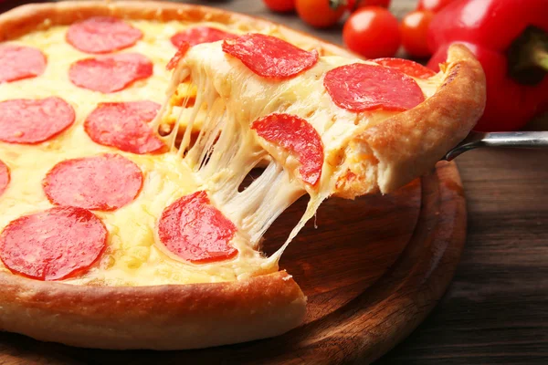 Pizza calda e gustosa con salame, da vicino — Foto Stock