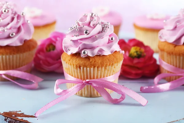 Tasty cupcakes on tray, on light background — Stock Photo, Image