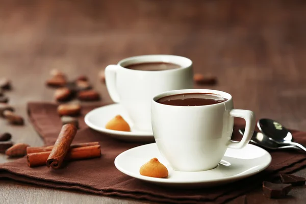 Cacao con dulces y canela en tabla de cortar — Foto de Stock