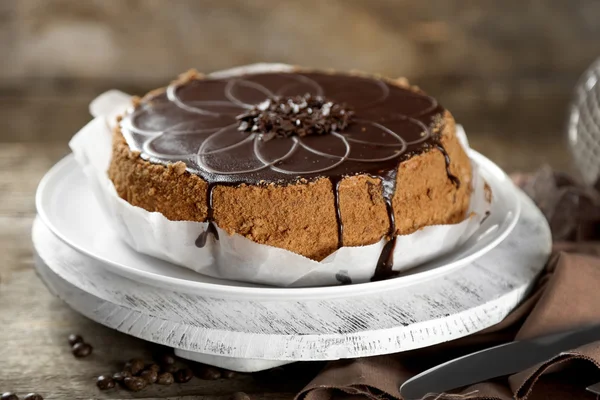 Chutný čokoládový dort na dřevěné pozadí — Stock fotografie