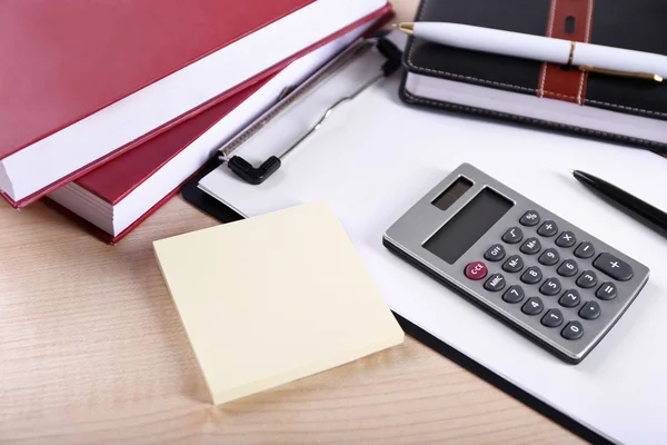 Bürobedarf auf dem Tisch — Stockfoto