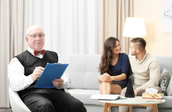 Young couple with family psychologist — Stock Photo, Image