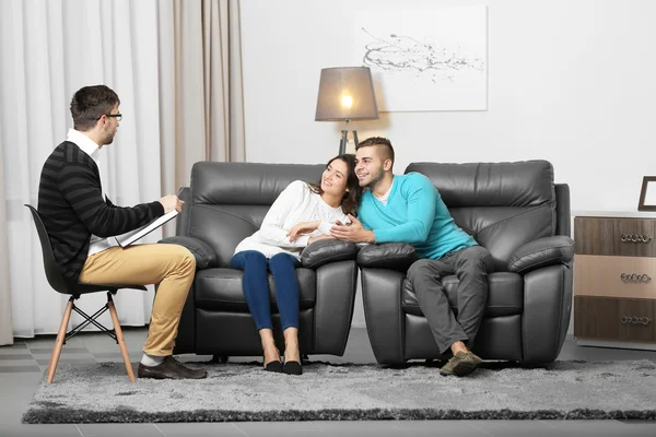 Casal jovem com psicólogo familiar — Fotografia de Stock