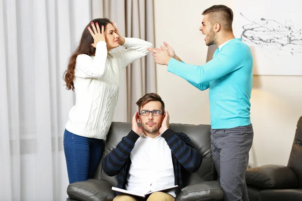 Mladý pár v rodinný psycholog — Stock fotografie