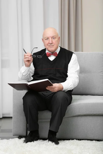 Psicólogo de edad en el trabajo — Foto de Stock