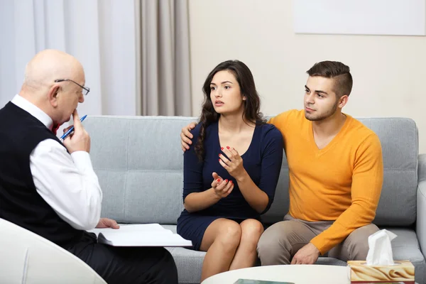 Pareja joven en psicólogo familiar — Foto de Stock