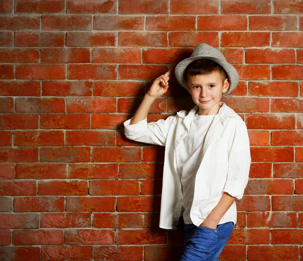 Niedlicher kleiner Junge — Stockfoto