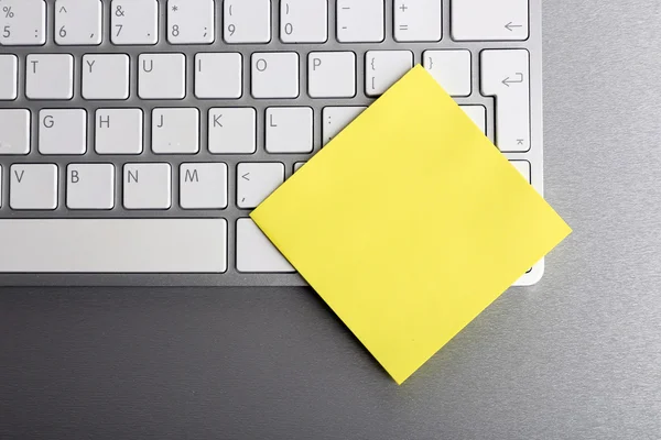 Carta adesiva gialla vuota — Foto Stock