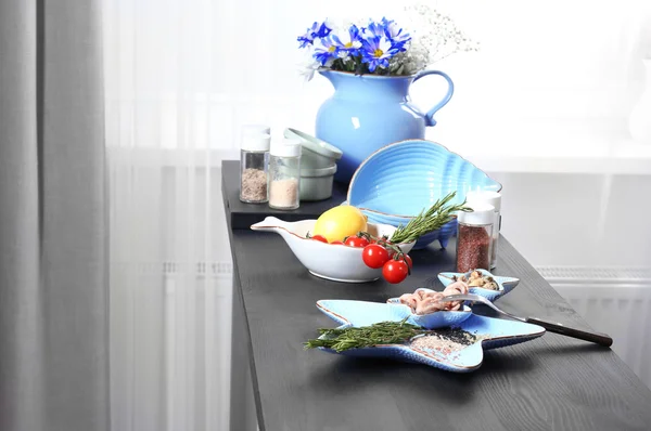 Preparação de prato na mesa — Fotografia de Stock