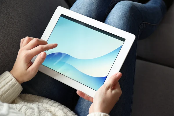 Kadın el PC tablet eve iç arka plan üzerinde tutarak — Stok fotoğraf
