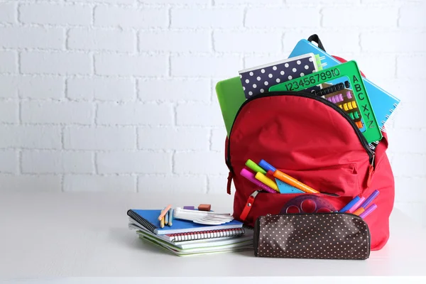 Plecak z materiałami szkolnymi — Zdjęcie stockowe