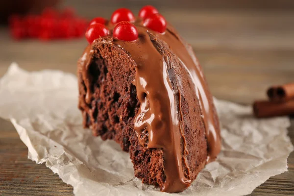 Шматочок шоколадного торта з ягодами сніжок на ремісничому папері — стокове фото