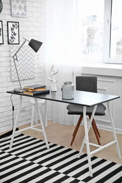 Quarto moderno interior em tons preto e branco — Fotografia de Stock