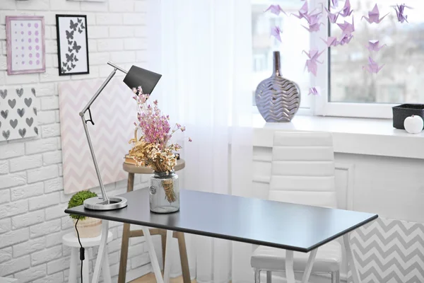 Moderna matsalen interiör i svarta och vita toner — Stockfoto