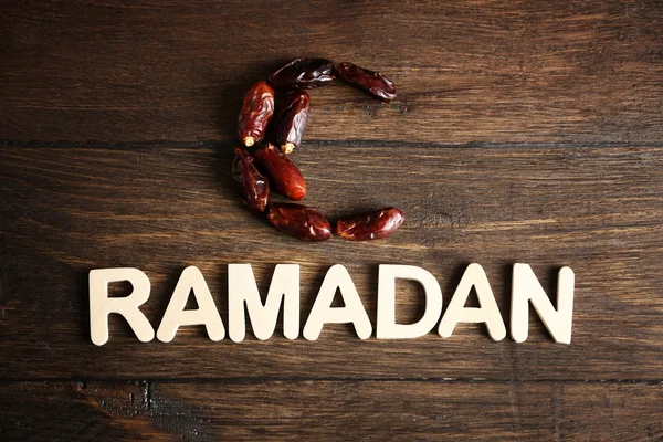 Immagine di parola RAMADAN e date frutti — Foto Stock