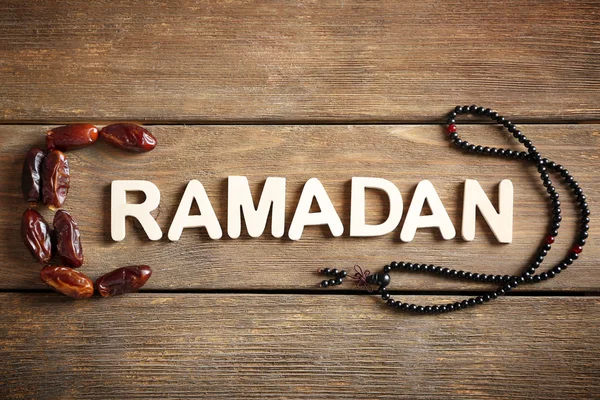 Słowo Ramadan z owoców różaniec i daty — Zdjęcie stockowe
