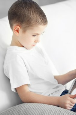 küçük çocuk tablet kullanma 