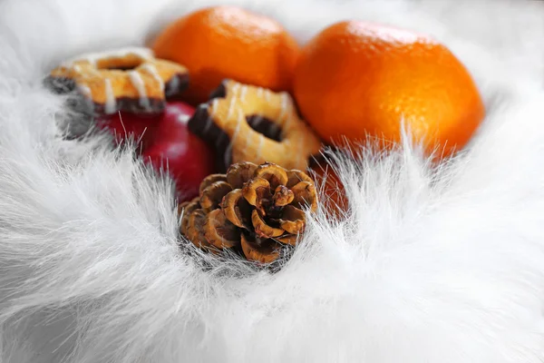 Cappello di Babbo Natale pieno di regali di Natale, primo piano — Foto Stock