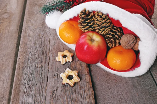 Chapeau de Père Noël rempli de cadeaux de Noël, gros plan — Photo