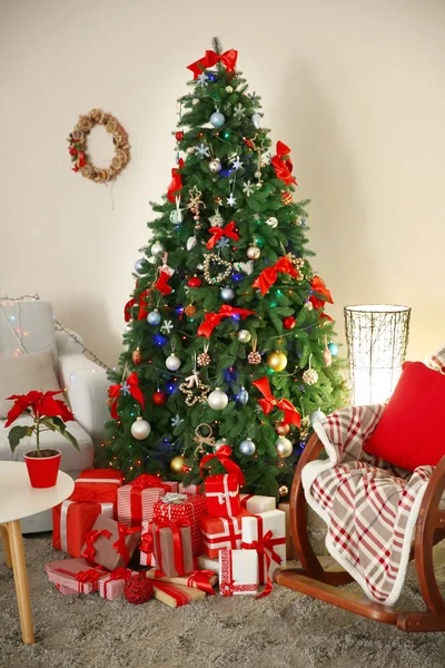 Sapin de Noël avec des cadeaux dans le salon — Photo