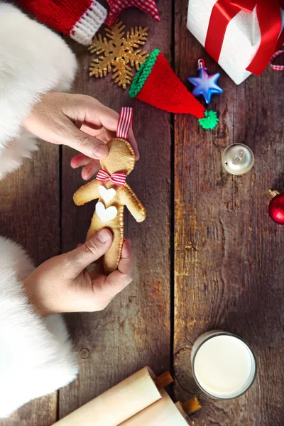 Karácsonyi concept. Santa Claus teszi játék, közelről. Karácsonyi díszek, a fából készült asztal. — Stock Fotó
