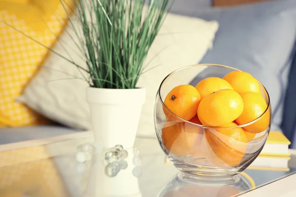 Чаша со свежими мандаринами на столе в гостиной, закрыть — стоковое фото