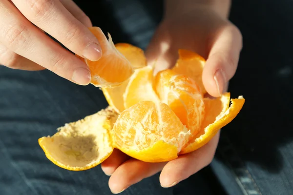 Mano de mujer pelando mandarina dulce madura, de cerca —  Fotos de Stock