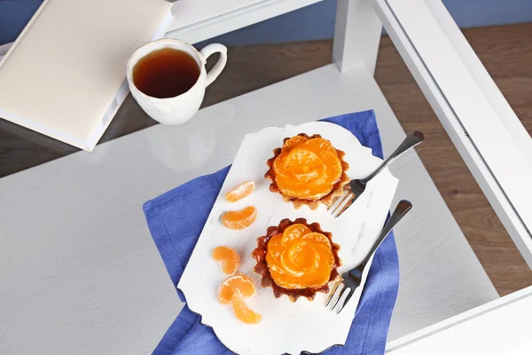 Torte dolci con mandarini sul tavolo, da vicino — Foto Stock
