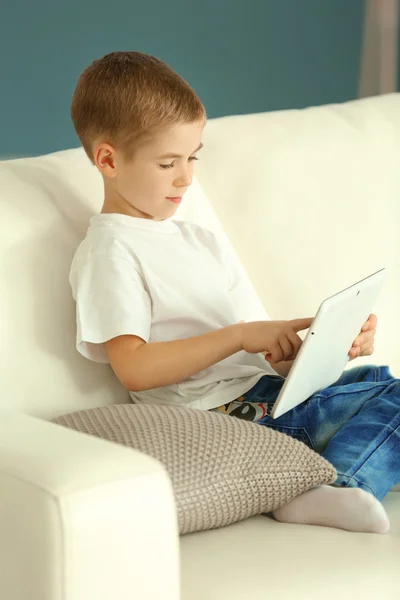 Niño pequeño usando tableta — Foto de Stock