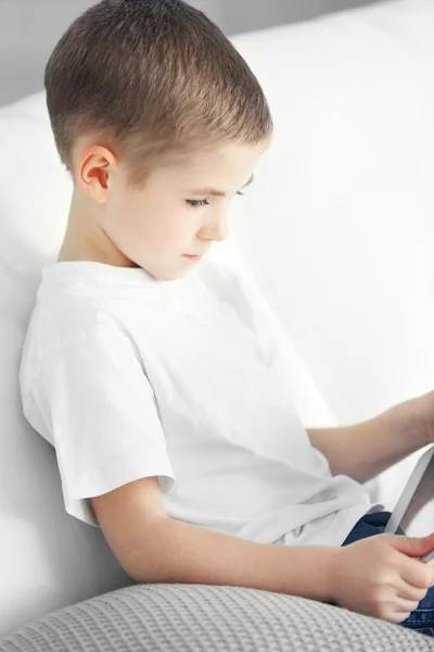 Petit garçon utilisant la tablette — Photo
