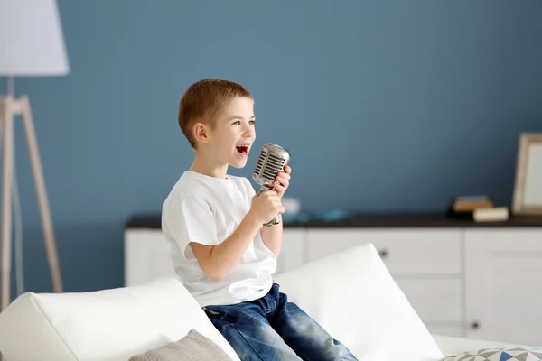 Kleiner Junge singt ins Mikrofon — Stockfoto