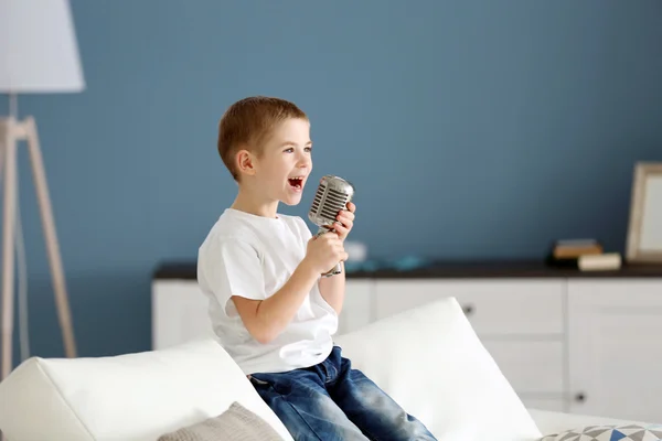 Niño cantando en el micrófono — Foto de Stock